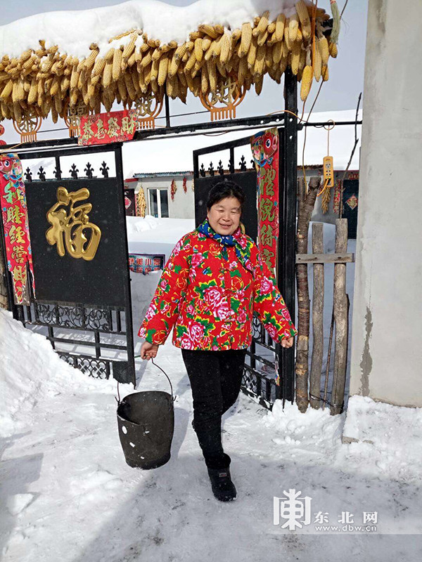 胡秀英笑容滿面接待遊客.雪村夜景.