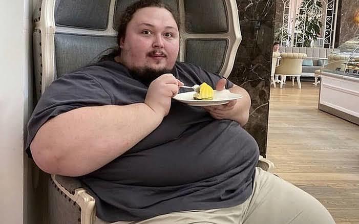 400斤重的胖子飞机上如厕,被吸住大喊"我不想死在马桶上"