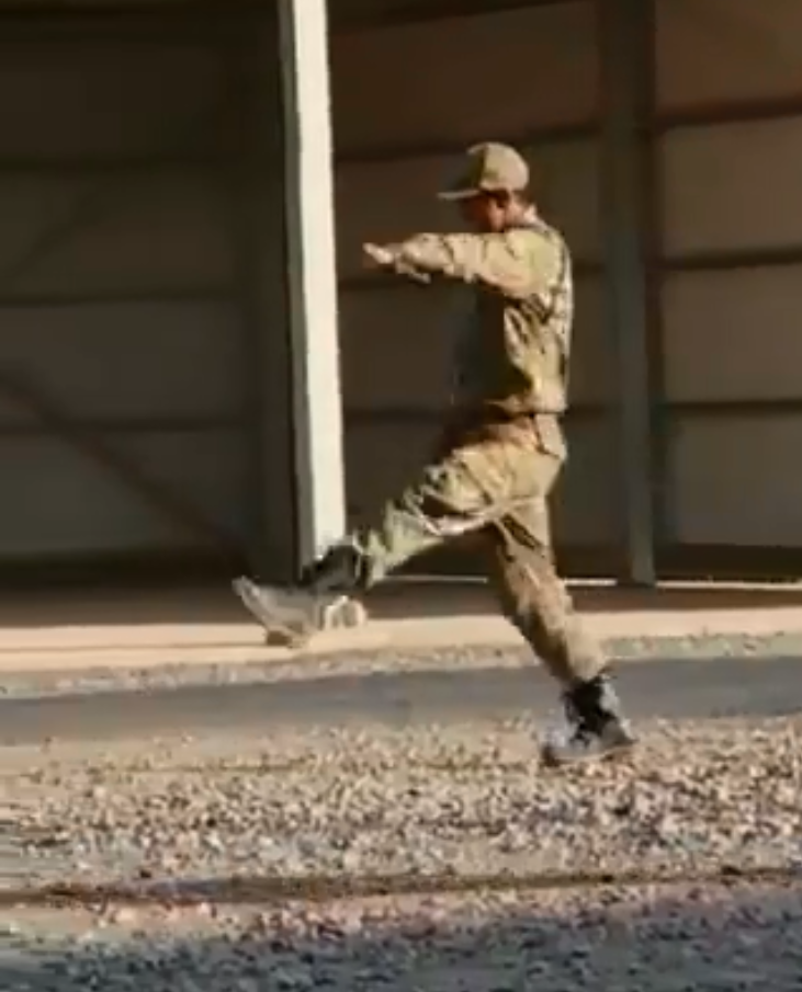 中式正步训练起来可不简单外军士兵出手就顺拐我太难了