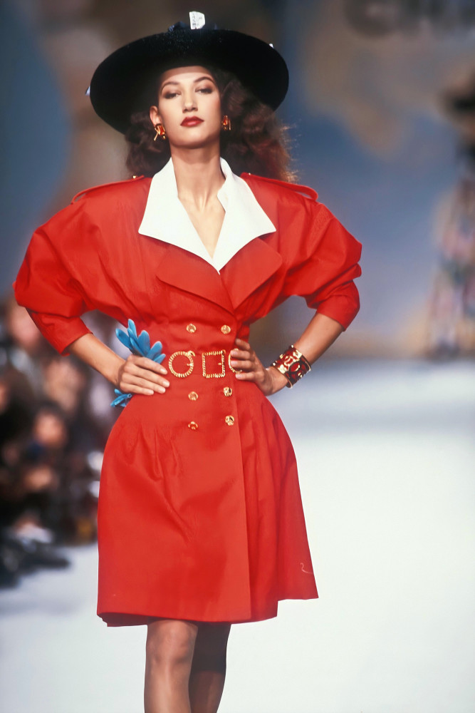 香奈儿30年前的一场秀 上世纪80年代的美貌 这位姐为香奈儿而生 腾讯新闻