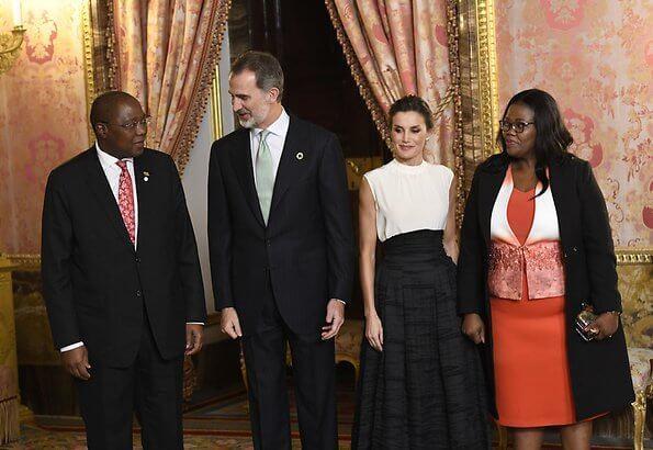 西班牙王后穿衣罕见翻车!黑白配经典,HM的蓬