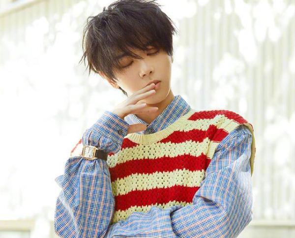 针织马甲也太火了吧,宋旻浩穿牛油果绿马甲超减龄,尽显潮男范儿