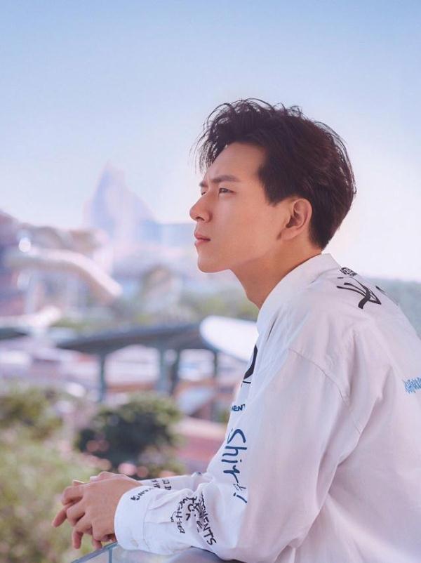 李现最新大片公开,穿印花衬衫晒太阳,再次变回"韩商言"