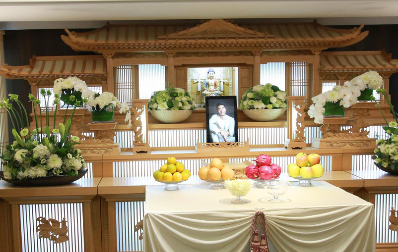 高以翔遗照曝光,灵堂摆满白色蝴蝶兰,得知花语后粉丝泪目