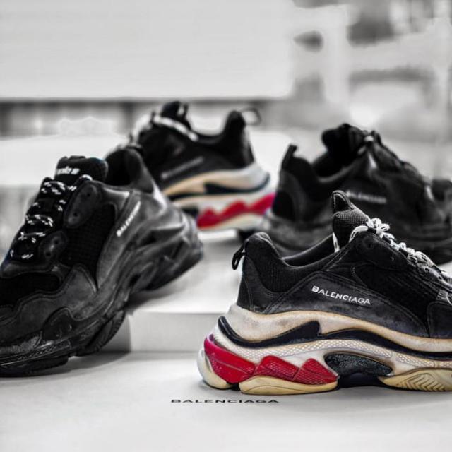 坦白来说,老爹鞋其实应该被称作clunky sneaker,直译过来就是"蠢鞋".