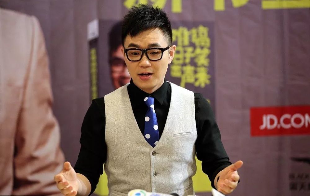 大鹏花了将近月工资的三分之一买了一件白西装,卖力地主持完之后,才