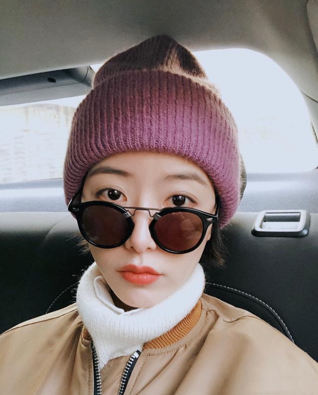 李亚鹏女友susie晒酒吧驻唱美照穿白色长裙气质优雅动人