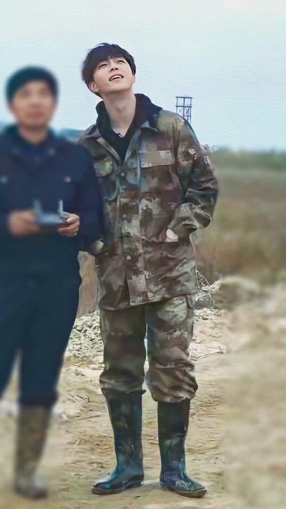 陈立农太奶了不适合穿军装?当穿上军装骑上摩托:气场a爆了