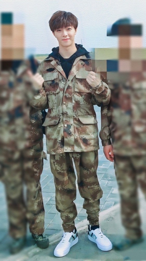 陈立农太奶了不适合穿军装?当穿上军装骑上摩托:气场a爆了