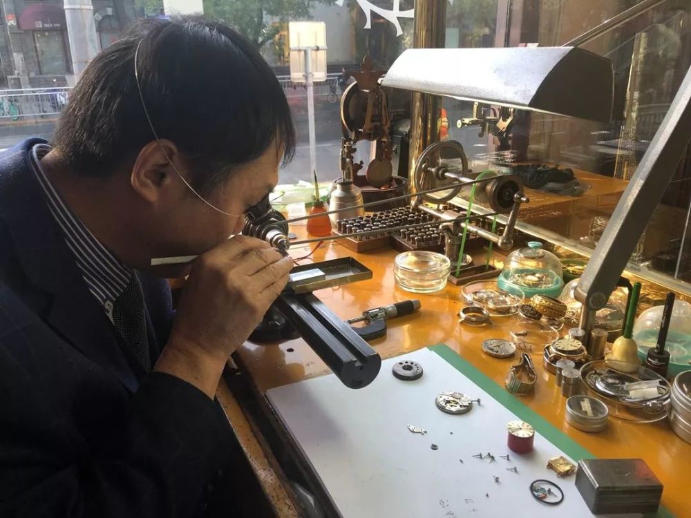 谷雨|一块手表炒到上亿,北京修表师直言"穷玩车富玩表"