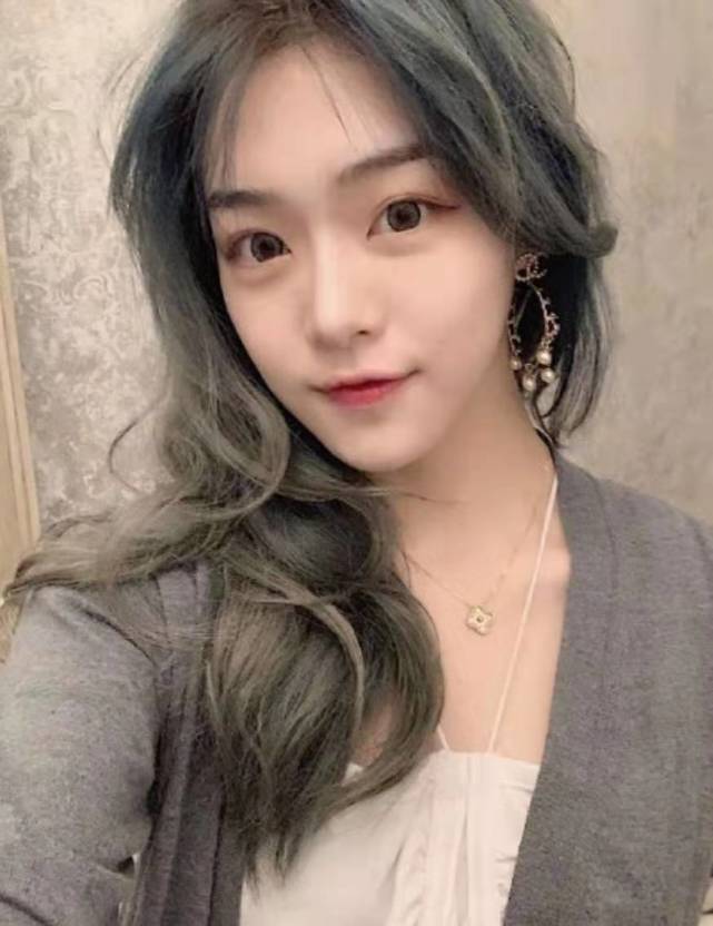 第一个是李佳慧小姐姐,网传她是王乐乐唯一不敢撕的女友,在某手上也算