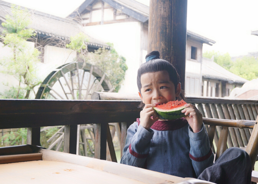 《庆余年》小范闲的扮演者,首场威亚戏份被删减,这个小演员太敬业了