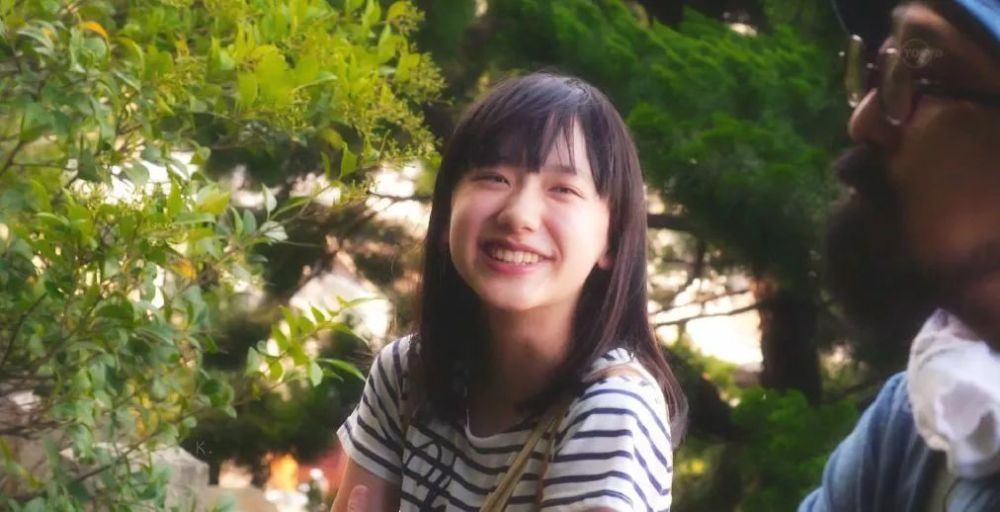 她现在诚然没小时候萌,可出落成少女,甜美的感觉还是有的.