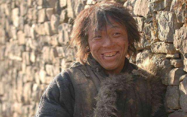 同样是出演乞丐刘德华造型犀利安以轩头顶菜叶杨颖眉清目秀