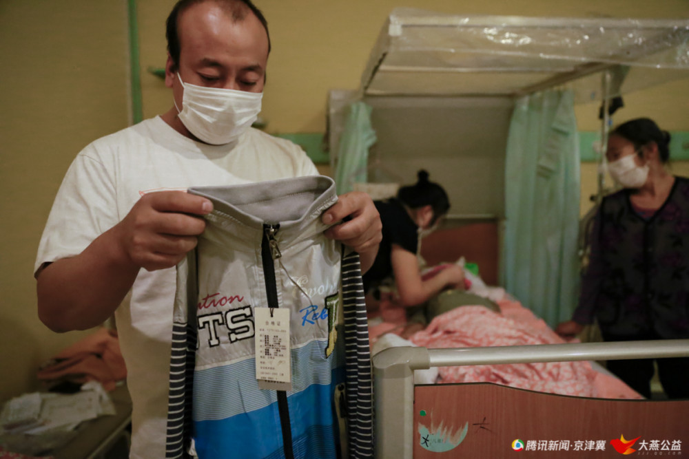 男孩病危昏迷父母欲放弃,父亲给他梳洗准备换寿衣时他做出这个举动