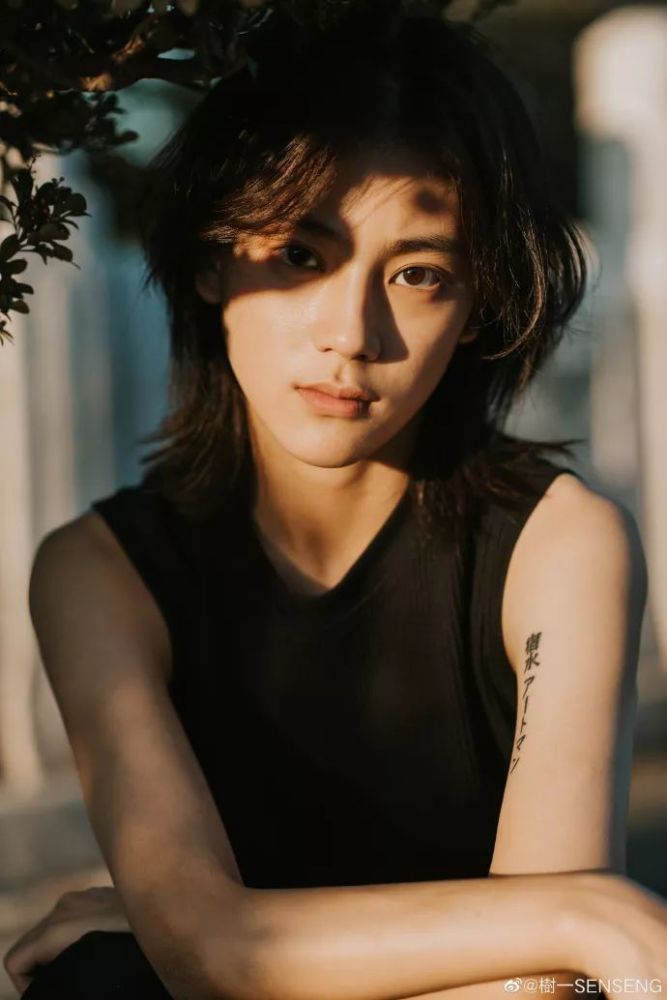 是个帅气的.微博@樹一senseng3秒钟内就告诉你,ta是谁.橘都懂.