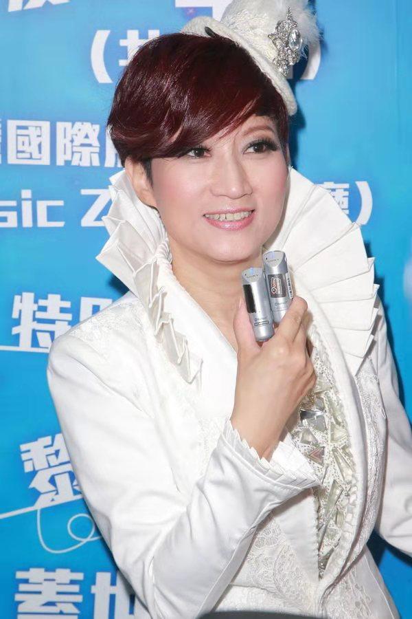 因为本身很爱小孩子,又做了那么久的主持人,所以唐韦琪在电视台任职时