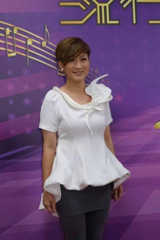 由于全身心的为教育事业披荆斩棘,现年52岁的唐韦琪一直没有时间考虑