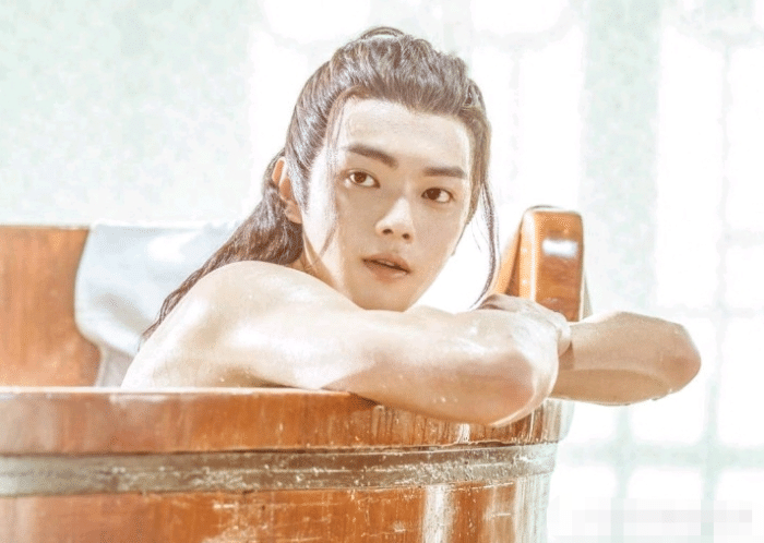 许凯被要求在线泡澡,晒"泡枣"图满足不了迷妹需求,被迫泡澡引人爆笑