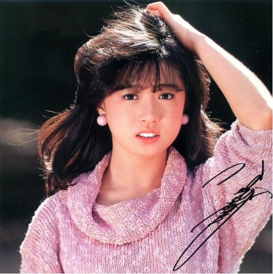 年轻时的中森明菜长相清秀,灵气逼人,歌喉更是美妙婉转.