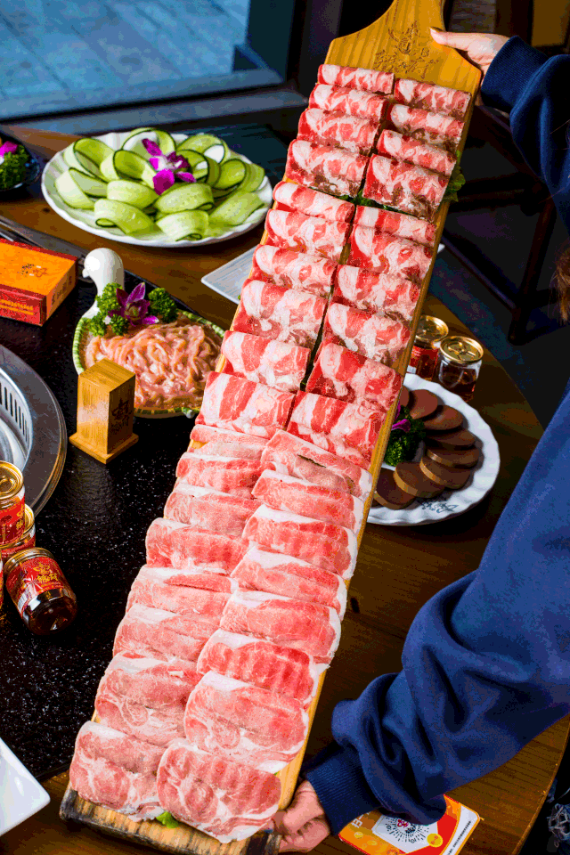 辣府一直是使用 一次性锅底, 绝不二次使用,老板说:若发现本店二次