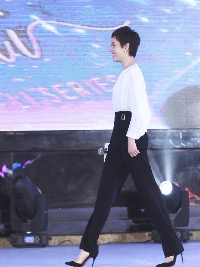 孙俪罕见现身穿中长裙搭白t恤全身都在散发女性的知性优雅