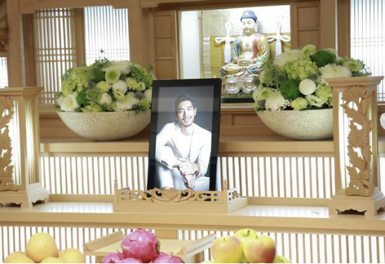 高以翔遗照选定灵堂内景曝光!父母深鞠躬,女友穿其生前衣物落泪