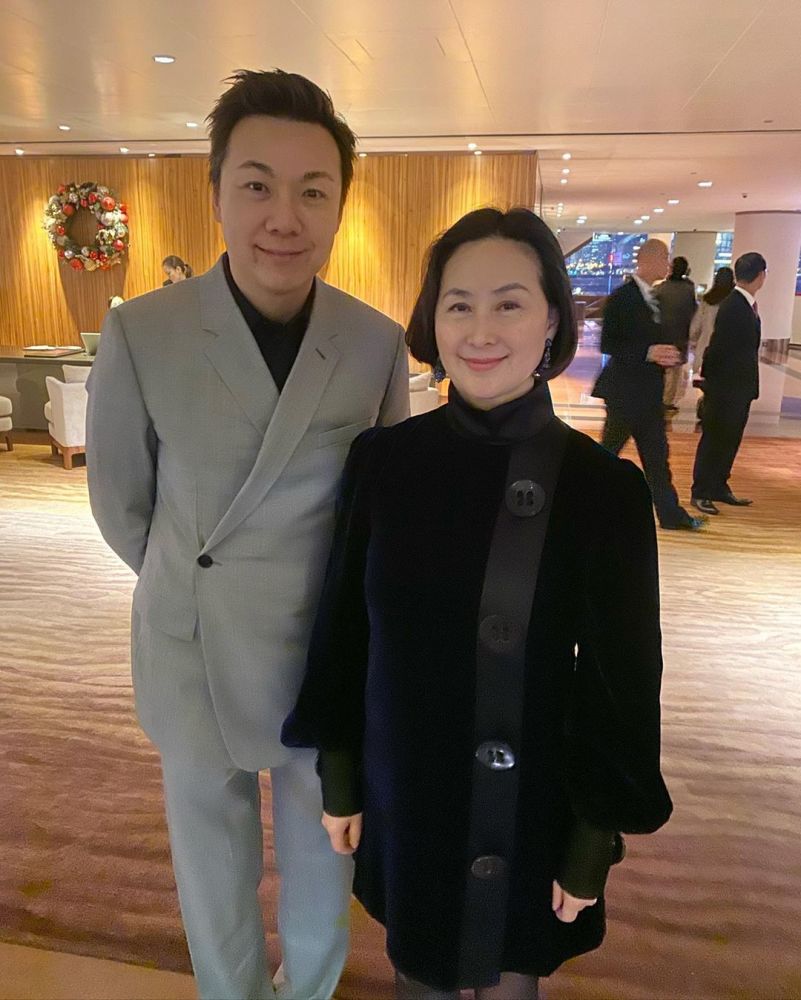 相比起李大美人李嘉欣在活动时的靓丽登场,其老公许晋亨的前妻,赌王二