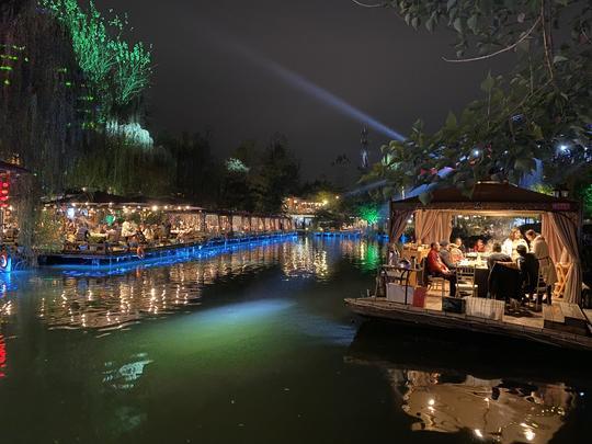 这个冬天来天府沸腾小镇吃火锅听音乐