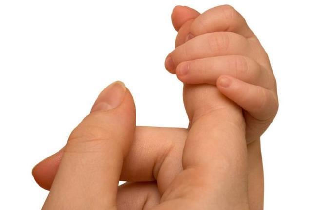 吃手的孩子"聪明"?除了不卫生,还有可能影响牙齿发育