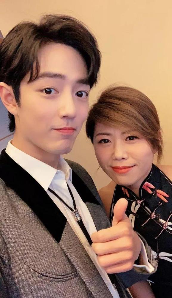 景甜好不容易秀一回性感,却被身后正发呆的肖战抢镜,太可爱了吧!