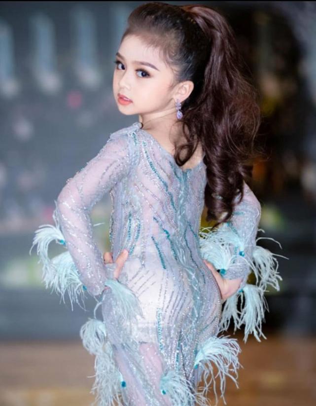 骗人生女儿?6岁女童浓妆艳抹脚踩高跟,这样的选美真的好吗?