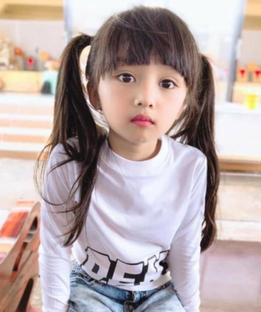 骗人生女儿6岁女童浓妆艳抹脚踩高跟这样的选美真的好吗