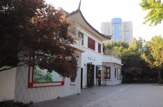 公园开放时间:6:0018:00 地址:徐汇区南丹路17号 门票:免票