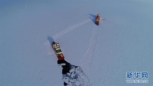 停泊在中山站附近的“雪龙兄弟”（12月1日无人机拍摄）。新华社记者 刘诗平 摄