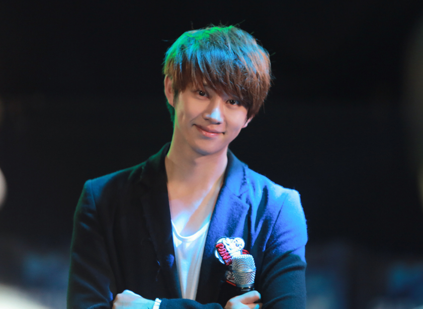 superjunior韩庚退团十年金希澈韩庚再相见台下激动拥抱