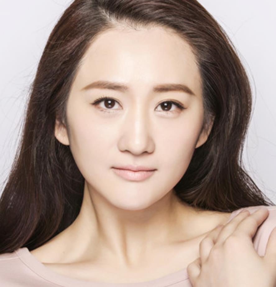 他的姐姐就是电视剧一触即发里荣华的扮演者李玥,秦俊杰的第一部电影