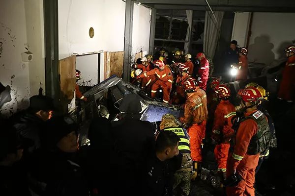 突发9死多伤