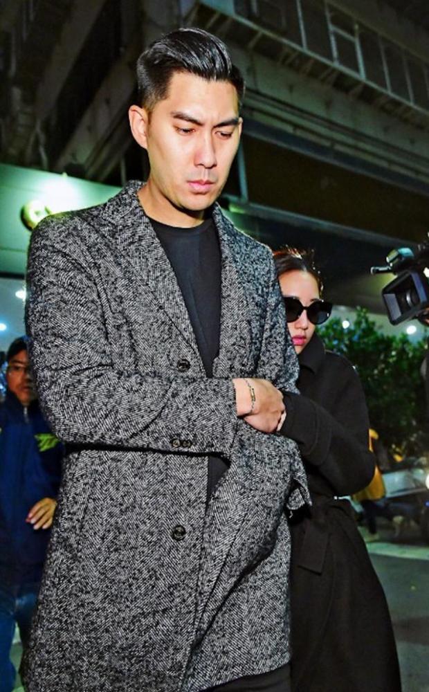 高以翔头七仪式毛加恩不惧红白相冲携妻悼念,全程不发一语神情忧伤