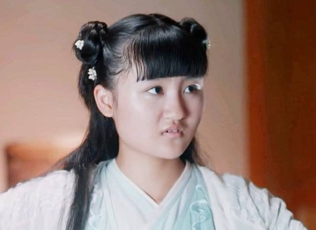 这个人就是幽若了,她是花千骨的徒弟从小就很刻苦努力,成为了剧中不少