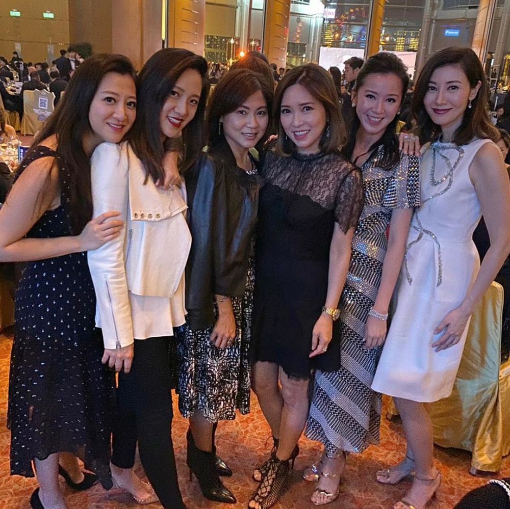 相比起李大美人李嘉欣在活动时的靓丽登场,其老公许晋亨的前妻,赌王二