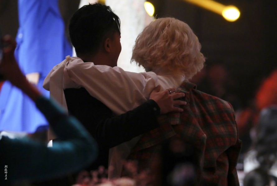 时尚cosmo盛典汇总庚澈拥抱泪崩朱丹王耀庆主持翻车输给王菊