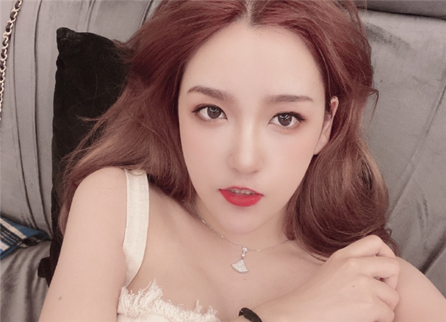 rita是少数几个仍旧活跃着的老牌女解说了,小苍等人都已经慢慢隐退,不