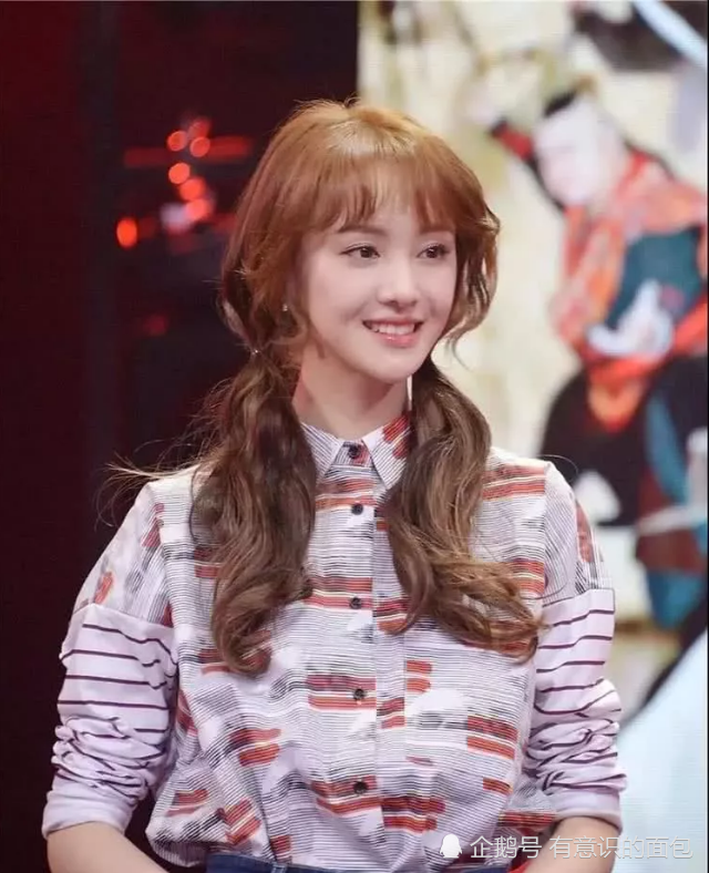 郑爽新造型重返十八岁,网友看后都说太嫩了,我觉得功劳全在发型上.