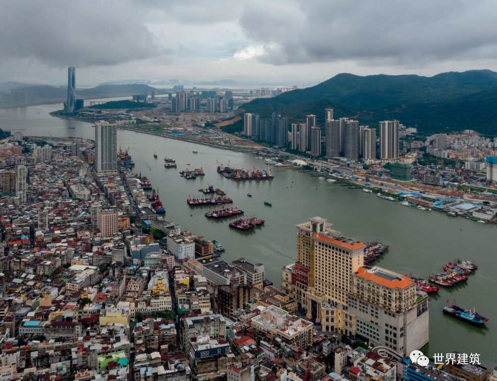 內港航拍,左上高樓為凱泉灣,右下為十六浦酒店(圖片來源:澳門影像