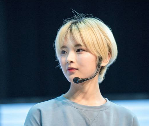 怪不得杨超越出道后不剪短发,罕见短发照曝出后,爱惨了这撕漫脸