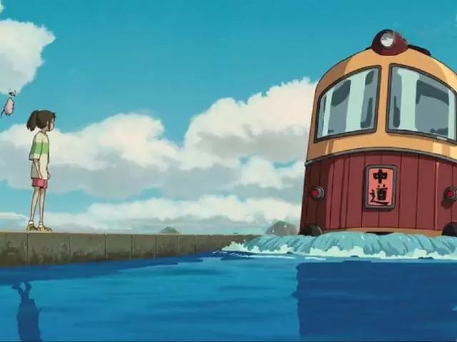 一个小火车在水中行驶,唯美的画面如今依然记忆犹新还记得《千与千寻