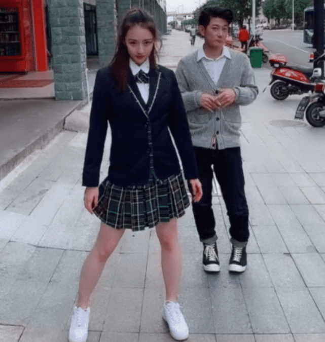 矢野浩二女儿穿"格子短裙"跳舞,看到她颜值时,网友:岳父大人