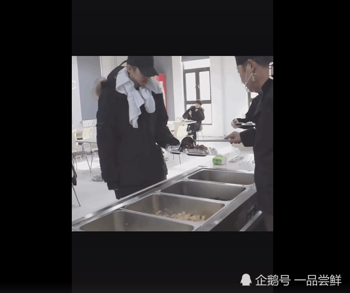 蔡徐坤远赴英国进修 看到曝光的学校食堂 粉丝直呼 早点回家 腾讯新闻