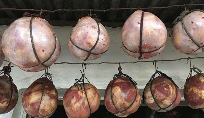 房梁顶上挂一年的"大肉球",一颗能装下一头猪,贵客来了才会吃